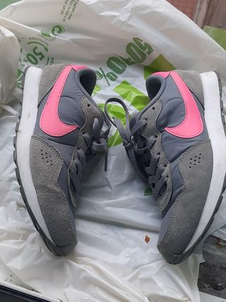 Nike grises y rosas
