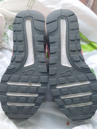 Nike grises y rosas
