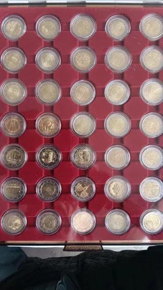 Expositor 35 moedas 2 euros UNC