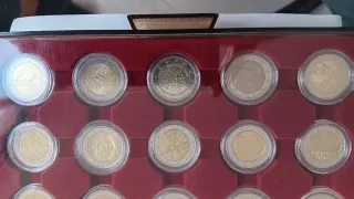 Expositor 35 moedas 2 euros UNC