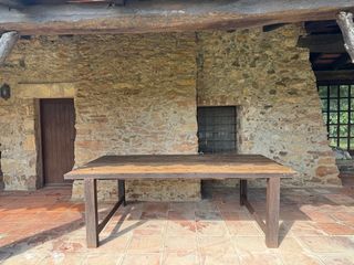 Mesa de madera y hierro