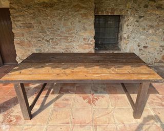 Mesa de madera y hierro