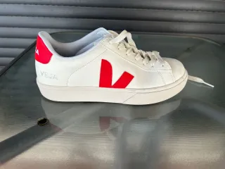 Zapatillas Veja Blancas y Rojas
