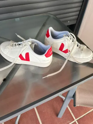 Zapatillas Veja Blancas y Rojas