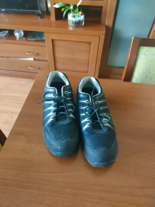 Zapatos de seguridad negros y grises
