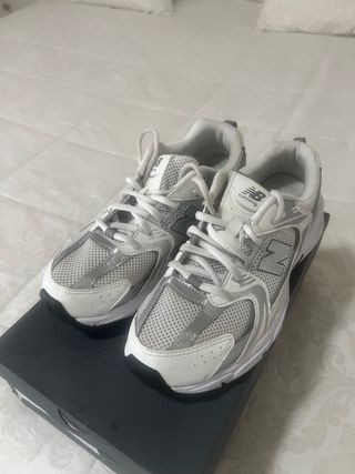 Zapatillas New Balance plateadas y blancas