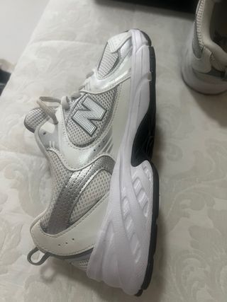 Zapatillas New Balance plateadas y blancas