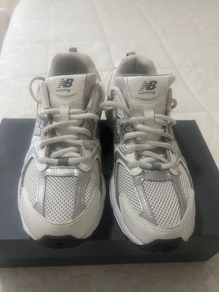 Zapatillas New Balance plateadas y blancas