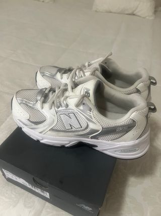 Zapatillas New Balance plateadas y blancas