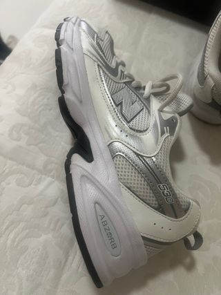 Zapatillas New Balance plateadas y blancas