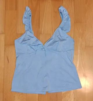 Blusa azul de tirantes con volantes y lazada