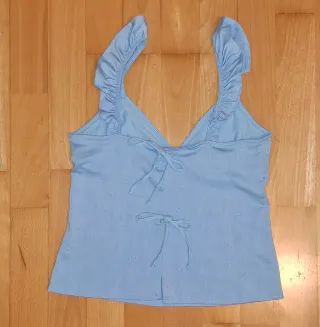 Blusa azul de tirantes con volantes y lazada
