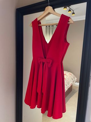 Vestido rojo elegante con lazo