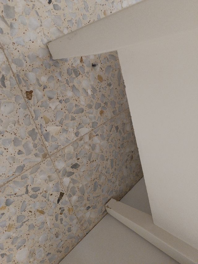 Arcón de pino natural y madera lacada en blanco