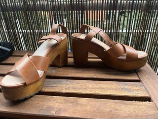 Sandalias de piel y madera tacón
talla 38