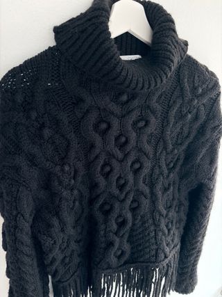 Jersey Zara negro de ochos y flecos. Talla M
