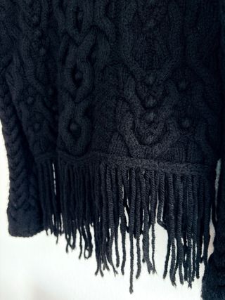 Jersey Zara negro de ochos y flecos. Talla M