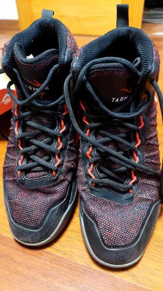 Botas de Baloncesto Negras y Rojas