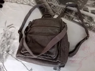 Mochila-bolso antirrobo gris