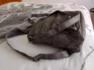 Mochila-bolso antirrobo gris