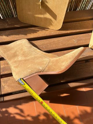 Botines de ante beige tacón cuadrado