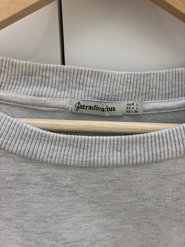Sudadera gris con mangas peludas