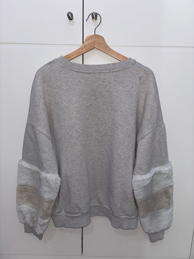 Sudadera gris con mangas peludas
