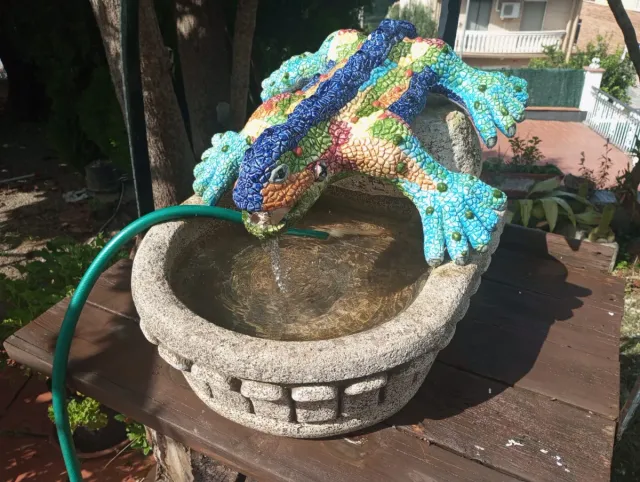 Fontana a forma di lucertola in stile Gaudí