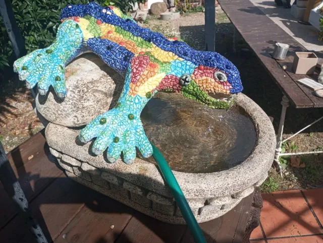 Fontana a forma di lucertola in stile Gaudí