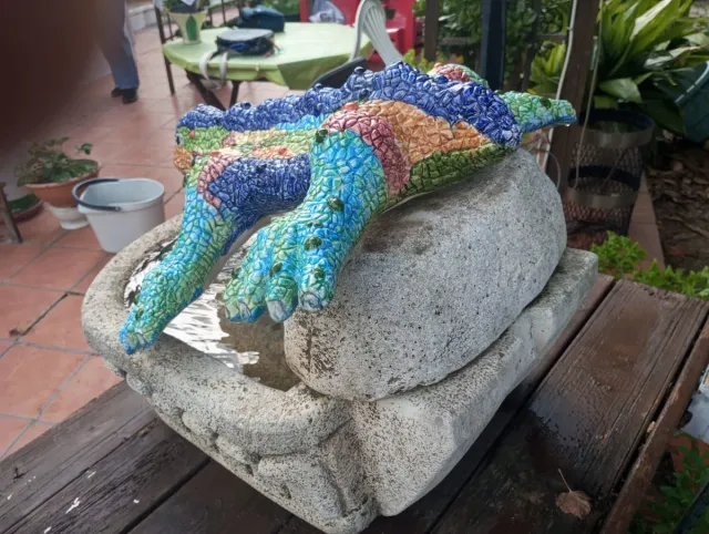 Fontana a forma di lucertola in stile Gaudí