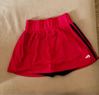 Falda deportiva roja con shorts incorporados