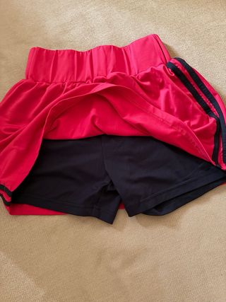 Falda deportiva roja con shorts incorporados