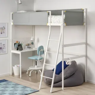 Litera blanca y gris con escritorio
