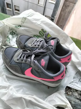 Zapatillas Nike grises y rosas