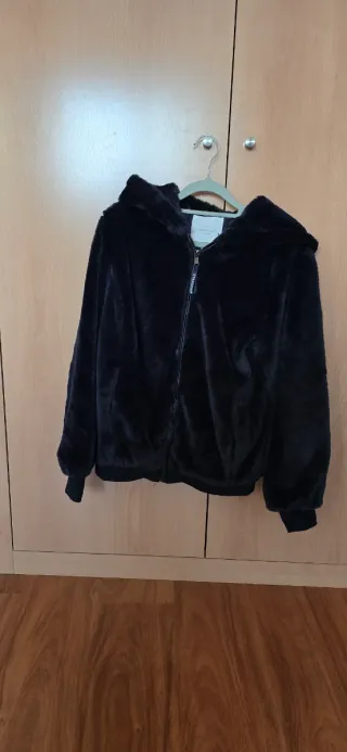 Chaqueta azul marino con capucha de pelo