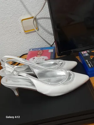 Zapatos de tacón plateados destalonados