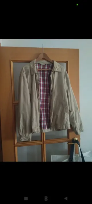 Chaqueta bomber hombre beige cuadrosen el interior