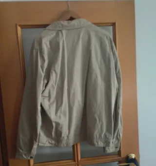 Chaqueta bomber hombre beige cuadrosen el interior