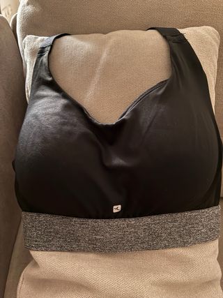 Sujetador deportivo negro y gris