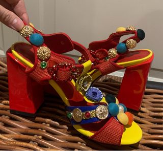 Sandalias tacón adornos abalorios multicolor