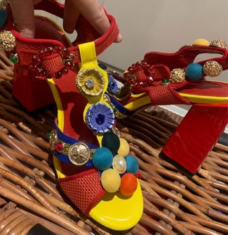 Sandalias tacón adornos abalorios multicolor