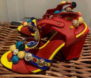 Sandalias tacón adornos abalorios multicolor