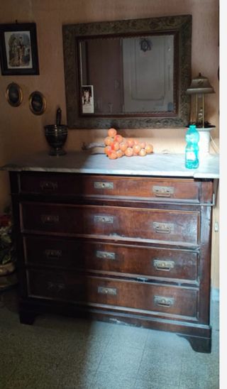 Cassettiera in legno con piano in marmo