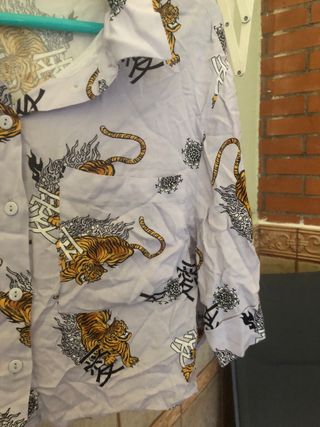 Camisa Bershka Estampado Tigre y Kanji