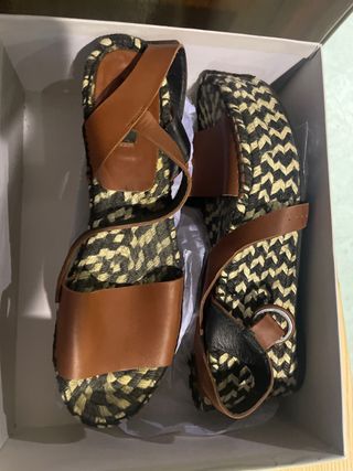 Sandalias de cuña piel marrón y multicolor 