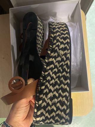 Sandalias de cuña piel marrón y multicolor 