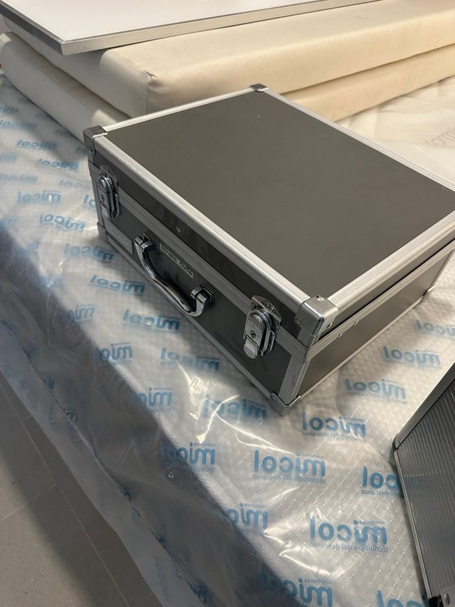 Maletín de maquillaje gris y plateado