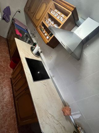 Cocina completa madera con vitro y campana.