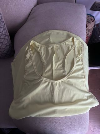 Camiseta trekking amarilla fosforita.