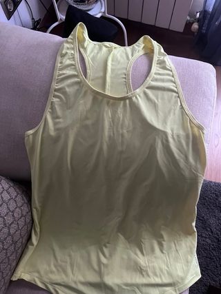 Camiseta trekking amarilla fosforita.